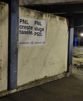 'PNL, sluga PSD'. Poliţia Locală Oradea a amendat USR Bihor cu 18.000 lei pentru afişaj ilegal (FOTO)