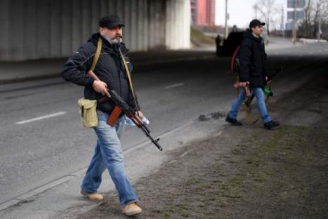 (VIDEO) Rezistenţa de la Kiev: Ucrainenii au primit arme şi fac cocktailuri Molotov. Vladimir Putin cere armatei Ucrainei să preia puterea de la 'narcomanii neonazişti' 