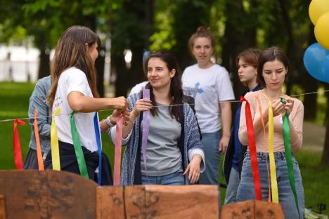 Liceeni-model: Zece elevi au înfrumusețat două parcuri din Oradea (FOTO / VIDEO)