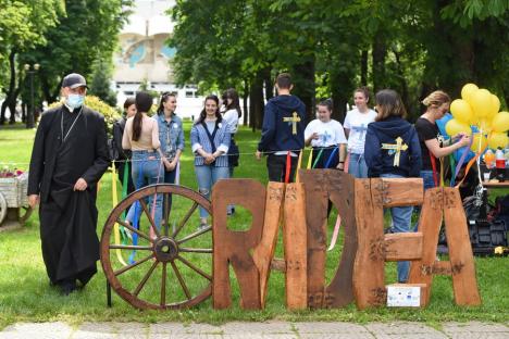 Liceeni-model: Zece elevi au înfrumusețat două parcuri din Oradea (FOTO / VIDEO)
