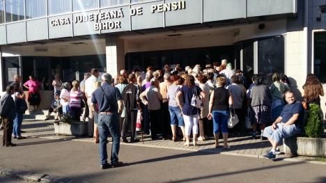 Aglomeraţie şi nervi la Casa de Pensii Bihor: peste 200 de pensionari s-au bulucit să primească bilete de tratament „la liber” (FOTO / VIDEO)