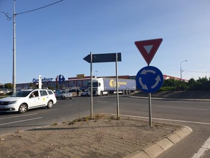 Cozi de kilometri întregi pe DN 79, la ieşirea din Oradea, după ce un camion s-a stricat într-un sens giratoriu (FOTO / VIDEO)