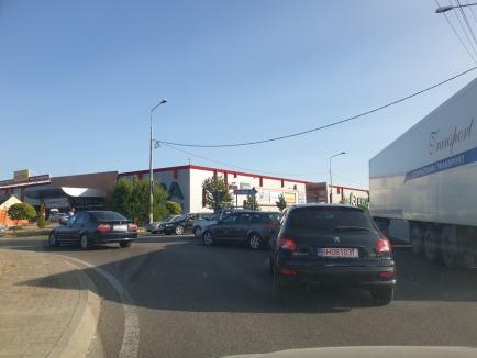 Cozi de kilometri întregi pe DN 79, la ieşirea din Oradea, după ce un camion s-a stricat într-un sens giratoriu (FOTO / VIDEO)