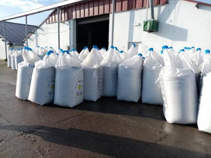 Pericol de explozie în Diosig: O cantitate uriaşă de nitrat de amoniu, substanţă extrem de periculoasă, depozitată pe sol, în curtea firmei Agroind (FOTO)