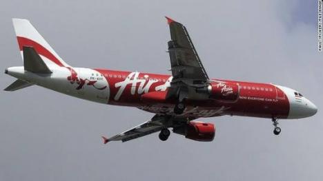 Un avion al companiei malaysiene AirAsia cu 162 de oameni la bord a dispărut. Prima ipoteză: prăbuşirea