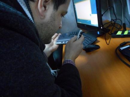 Ajutaţi să se angajeze: Nevăzătorii au la dispoziţie, la AJOFM Bihor, un calculator dotat pentru nevoile lor