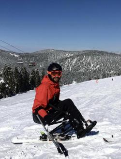 Ajută-l pe Ákos să schieze din nou! Un orădean imobilizat în scaun cu rotile are nevoie de sprijin, ca să ajungă iar pe pârtie (FOTO)