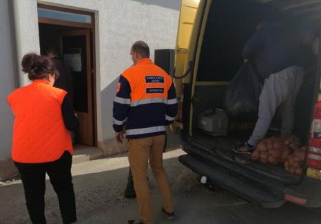 Caz cutremurător în Tămăşeu: Nouă copii au fost găsiţi de un echipaj al Ambulanţei dormind pe o duşumea, în podul unei case (FOTO)