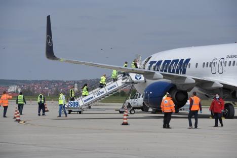 Două avioane Boeing aduc la Oradea 20 de tone de materiale sanitare pentru spitale, în lupta contra Covid-19 (FOTO / VIDEO)