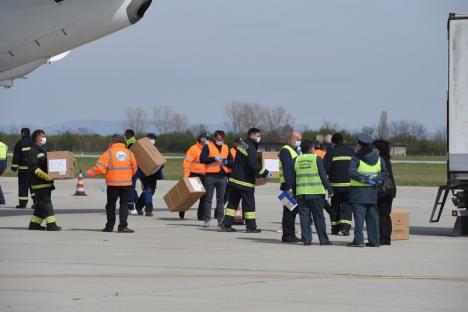 Două avioane Boeing aduc la Oradea 20 de tone de materiale sanitare pentru spitale, în lupta contra Covid-19 (FOTO / VIDEO)