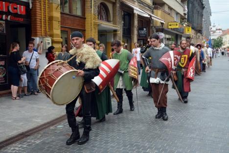 A început festivalul medieval! Luptători şi domniţe au traversat Oradea în bătaia tobelor pe drumul spre Cetate (FOTO)