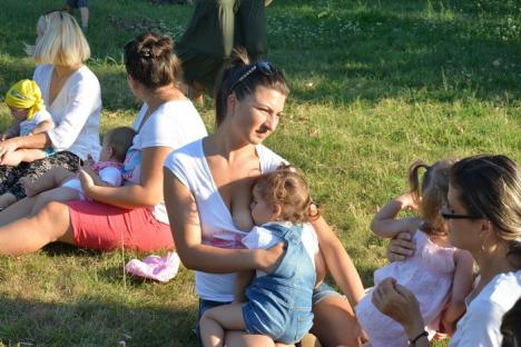Marea 'ţiţileală': Zeci de mămici şi-au alăptat copiii în sincron, în parcul Cetăţii din Oradea (FOTO/VIDEO)