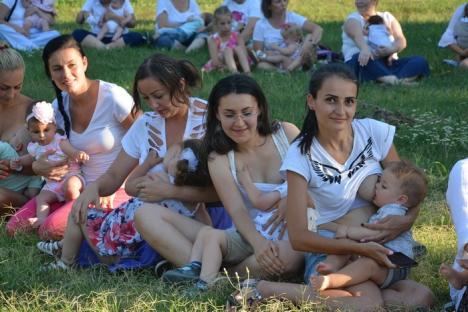 Marea 'ţiţileală': Zeci de mămici şi-au alăptat copiii în sincron, în parcul Cetăţii din Oradea (FOTO/VIDEO)