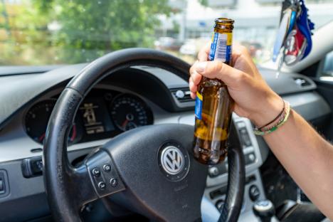 Şofer cu o alcoolemie de 'comă', scos de poliţişti de la volan, în Tinca