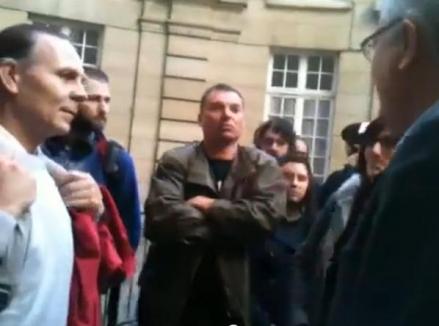 Haos la vot în străinătate: Peste 1000 de români au manifestat în Londra, iar zeci de români au intrat cu forţa în ambasada din Paris