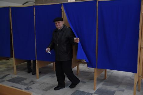 'Vreţi să mai fiu preşedintele vostru?' Ioan Mang a fost reales la şefia PSD Bihor prin ridicare de mâini (FOTO)