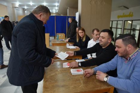 'Vreţi să mai fiu preşedintele vostru?' Ioan Mang a fost reales la şefia PSD Bihor prin ridicare de mâini (FOTO)