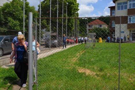 'Vă rugăm, reveniţi!' Cea mai aglomerată secţie din Bihor, cea din Băile Felix, a rămas fără buletine de vot. Localnicii şi turiştii sunt revoltaţi (FOTO / VIDEO)