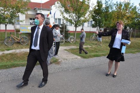 Agitaţie în localităţile maghiare din nordul judeţului, unde candidaţii UDMR şi PPMT se supraveghează reciproc: 'Mi s-a transmis că mă aşteaptă bâta de baseball!” (FOTO)