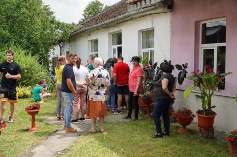 Ziua alegerilor în Finiş, unde primarul PSD şi-a înscris nevasta în cursa electorală. Comuna arată dezolant, Primăria a devenit afacere de familie (FOTO)