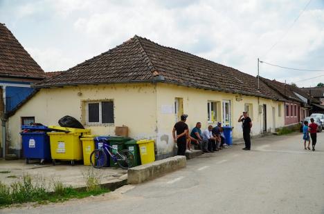 Ziua alegerilor în Finiş, unde primarul PSD şi-a înscris nevasta în cursa electorală. Comuna arată dezolant, Primăria a devenit afacere de familie (FOTO)