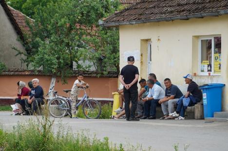 Ziua alegerilor în Finiş, unde primarul PSD şi-a înscris nevasta în cursa electorală. Comuna arată dezolant, Primăria a devenit afacere de familie (FOTO)