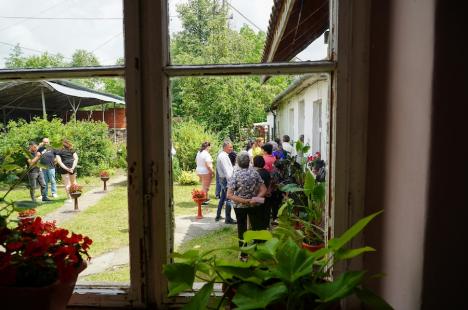 Ziua alegerilor în Finiş, unde primarul PSD şi-a înscris nevasta în cursa electorală. Comuna arată dezolant, Primăria a devenit afacere de familie (FOTO)