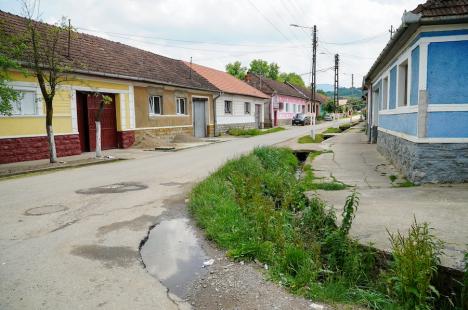 Ziua alegerilor în Finiş, unde primarul PSD şi-a înscris nevasta în cursa electorală. Comuna arată dezolant, Primăria a devenit afacere de familie (FOTO)