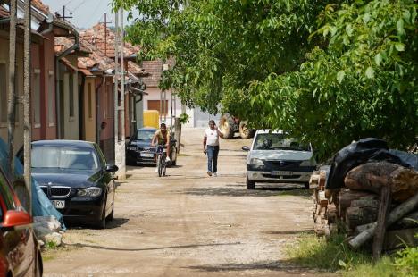 Ziua alegerilor în Finiş, unde primarul PSD şi-a înscris nevasta în cursa electorală. Comuna arată dezolant, Primăria a devenit afacere de familie (FOTO)