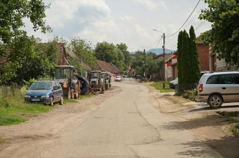 Ziua alegerilor în Finiş, unde primarul PSD şi-a înscris nevasta în cursa electorală. Comuna arată dezolant, Primăria a devenit afacere de familie (FOTO)