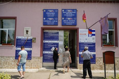 Ziua alegerilor în Finiş, unde primarul PSD şi-a înscris nevasta în cursa electorală. Comuna arată dezolant, Primăria a devenit afacere de familie (FOTO)