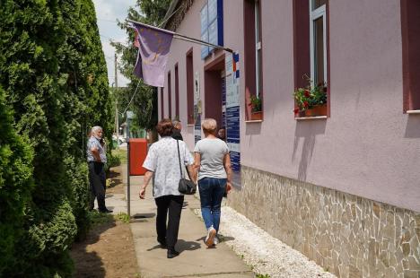 Ziua alegerilor în Finiş, unde primarul PSD şi-a înscris nevasta în cursa electorală. Comuna arată dezolant, Primăria a devenit afacere de familie (FOTO)