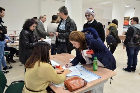 Dezinteresaţi: Votanţi puţini la alegerile parţiale din Universitatea orădeană (FOTO)
