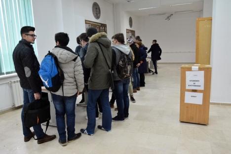 Dezinteresaţi: Votanţi puţini la alegerile parţiale din Universitatea orădeană (FOTO)