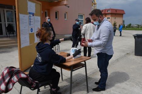Alegeri la Universitatea Oradea, în condiţii speciale: Secţii de vot în aer liber, electorii stau la distanţă şi poartă măşti (FOTO / VIDEO)