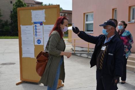 Alegeri la Universitatea Oradea, în condiţii speciale: Secţii de vot în aer liber, electorii stau la distanţă şi poartă măşti (FOTO / VIDEO)