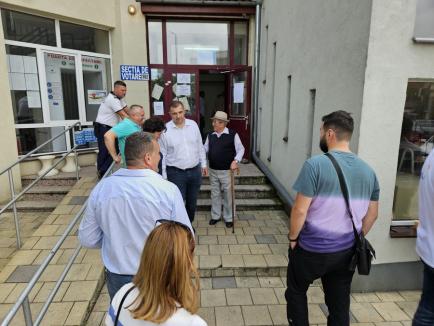 Alegeri în Sânmartin: Cozi de alegători în faţa secţiilor de votare, sub ochii principalilor candidaţi, pesedistul Cristian Laza şi liberalul Călin Gal (FOTO)