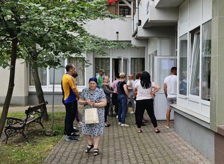 Alegeri în Sânmartin: Cozi de alegători în faţa secţiilor de votare, sub ochii principalilor candidaţi, pesedistul Cristian Laza şi liberalul Călin Gal (FOTO)