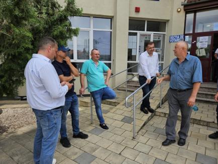 Alegeri în Sânmartin: Cozi de alegători în faţa secţiilor de votare, sub ochii principalilor candidaţi, pesedistul Cristian Laza şi liberalul Călin Gal (FOTO)