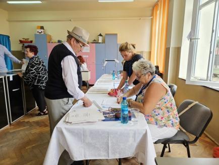 Alegeri în Sânmartin: Cozi de alegători în faţa secţiilor de votare, sub ochii principalilor candidaţi, pesedistul Cristian Laza şi liberalul Călin Gal (FOTO)