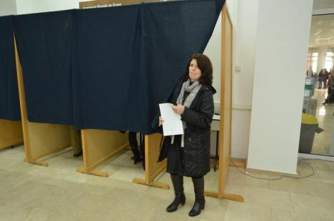 Mobilizaţi la vot: Universitarii orădeni stau la coadă ca să-şi aleagă senatorii (FOTO)