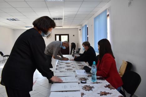 Tensiuni în Sârbi, comuna unde aproape un sfert din electori sunt flotanţi: Acuzaţii de mită şi alegători căraţi la vot cu maşini de lux (FOTO / VIDEO)