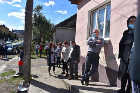 Tensiuni în Sârbi, comuna unde aproape un sfert din electori sunt flotanţi: Acuzaţii de mită şi alegători căraţi la vot cu maşini de lux (FOTO / VIDEO)