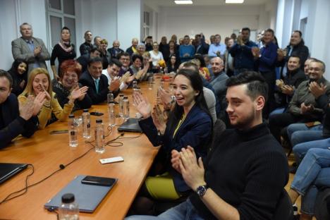 Liberalii au salutat cu aplauze, dar fără şampanie, victoria lui Iohannis. Cupşa a spus că scorul PNL-PSD e 4-0, iar Mălan că triumful obligă (FOTO / VIDEO)