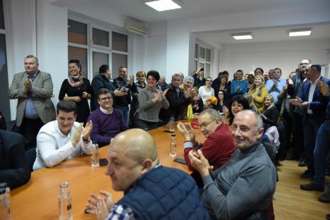 Liberalii au salutat cu aplauze, dar fără şampanie, victoria lui Iohannis. Cupşa a spus că scorul PNL-PSD e 4-0, iar Mălan că triumful obligă (FOTO / VIDEO)