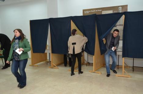 Turul doi: Universitarii orădeni îşi votează viitorul rector (FOTO)