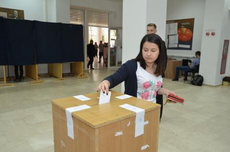 Turul doi: Universitarii orădeni îşi votează viitorul rector (FOTO)