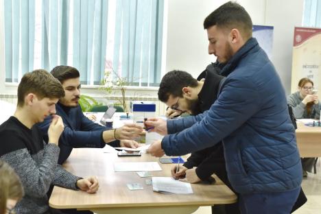 Au început alegerile pentru Senatul Universității din Oradea. Studenții, nu prea interesați de scrutin (FOTO)