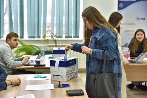 Au început alegerile pentru Senatul Universității din Oradea. Studenții, nu prea interesați de scrutin (FOTO)