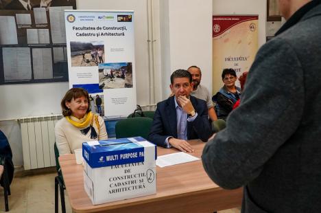 Universitarii din Oradea au mers la vot: Referendum pentru modalitatea de alegere a viitorului rector (FOTO)